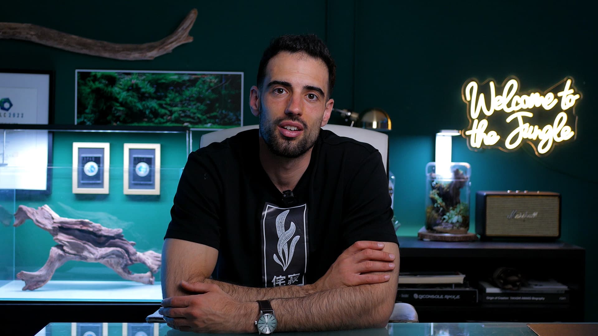 João Pinheiro em estúdio verde-escuro com néon Welcome to the Jungle